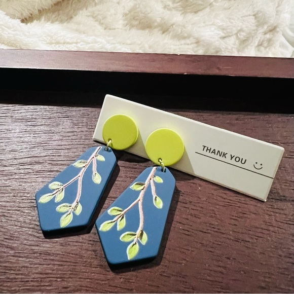Boutique Spring Flower Floral Dangle Pierced Earrings NEW - Picture 1 of 1